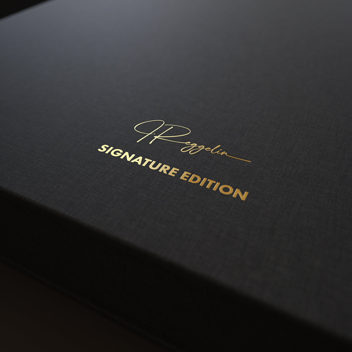 Signature Edition – Box mit Goldprägung